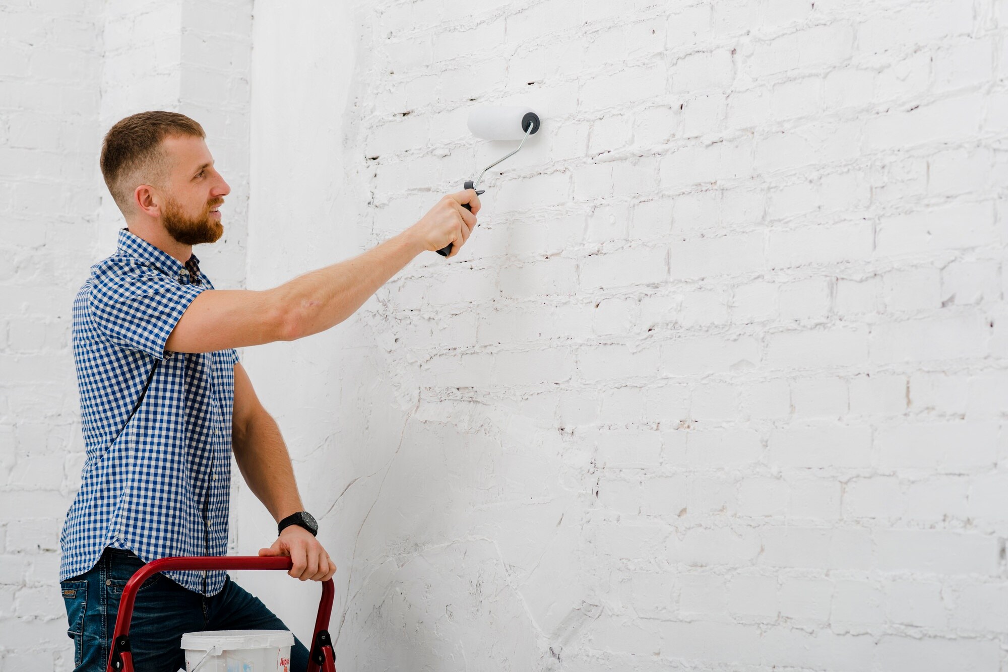 sonriente hombre pintando pared 23 2147758686